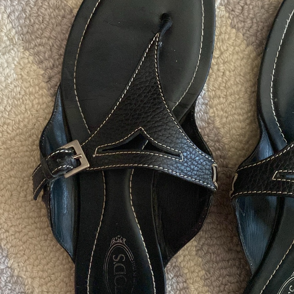 Tod's Black sandals flat leather size 8 1/2 great condition flip flop sandal - Picture 3 of 7